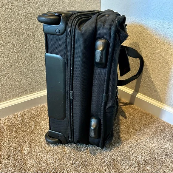 Tumi wheeled deluxe brief, Model 26104D4. - Picture 8 of 14